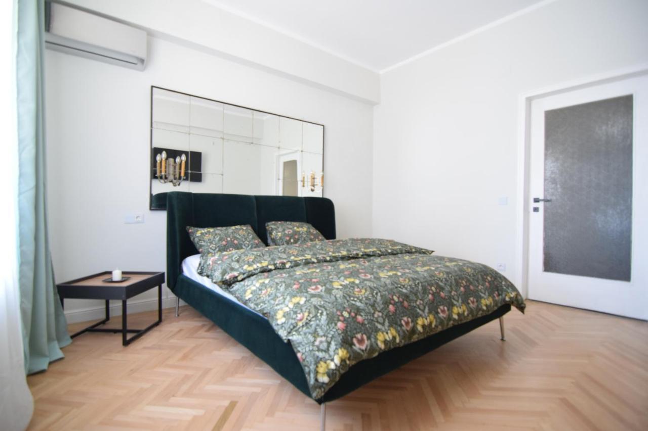 Beautiful Apartment In Old City Bucarest Extérieur photo