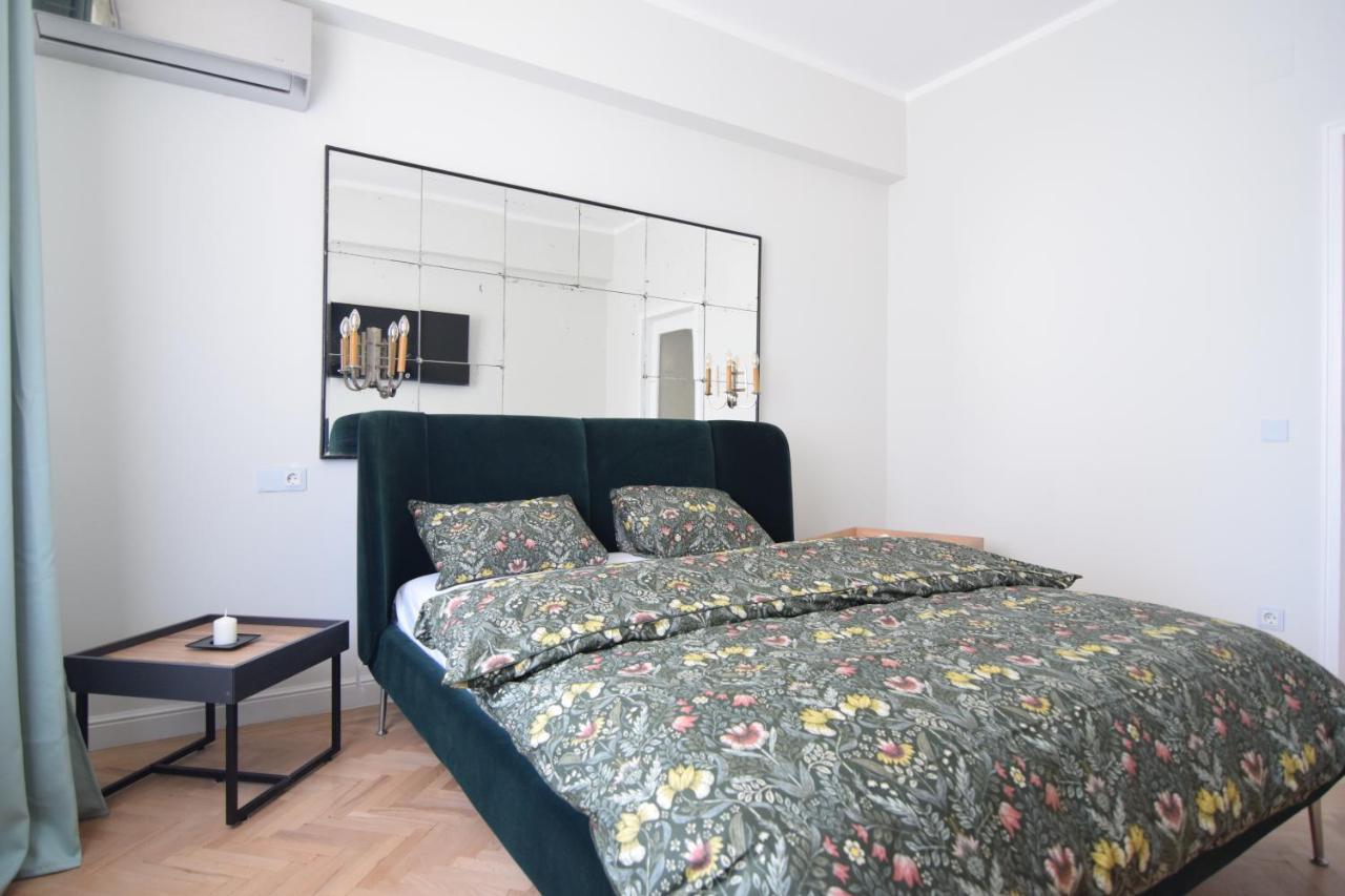 Beautiful Apartment In Old City Bucarest Extérieur photo